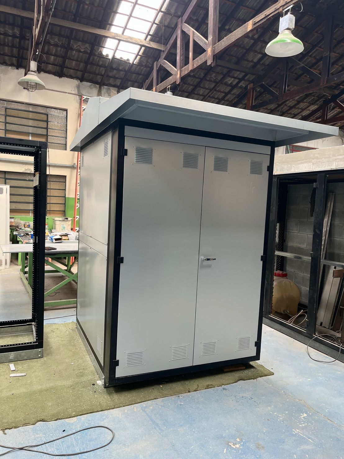 Montagem de cabine primária na fábrica