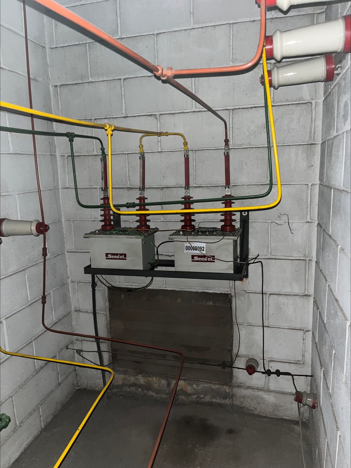 Sala de média tensão com barramentos e TPs