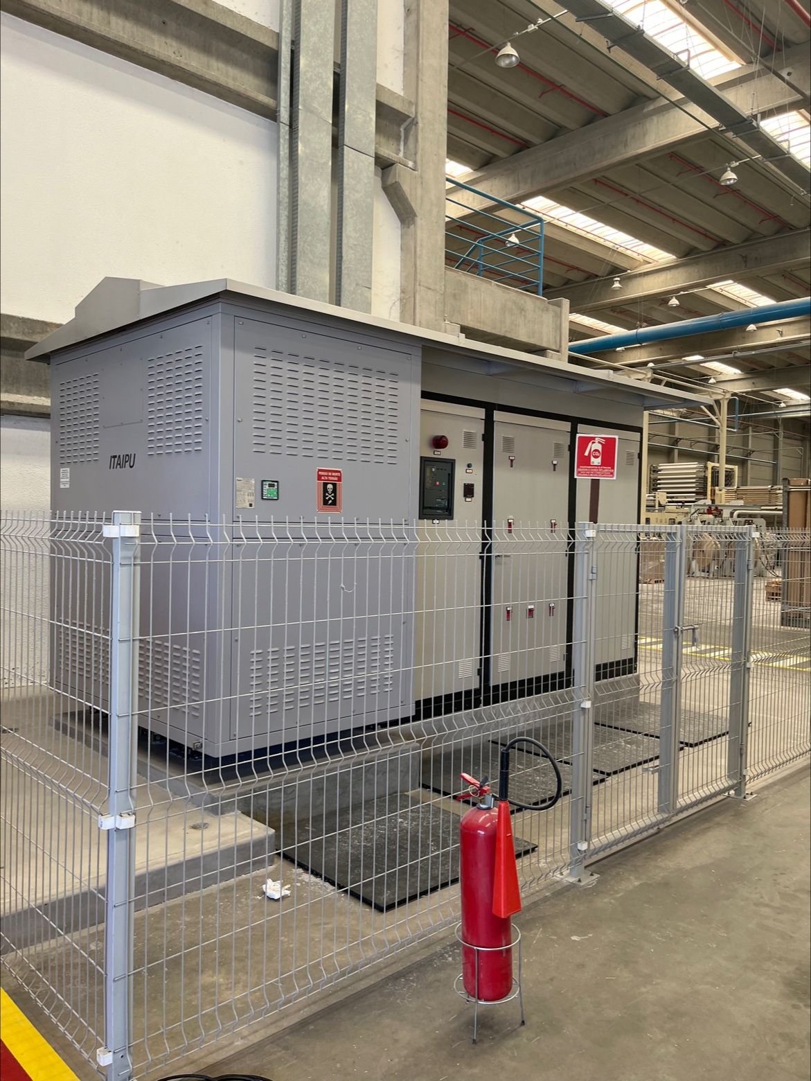 Subestação compacta em ambiente industrial